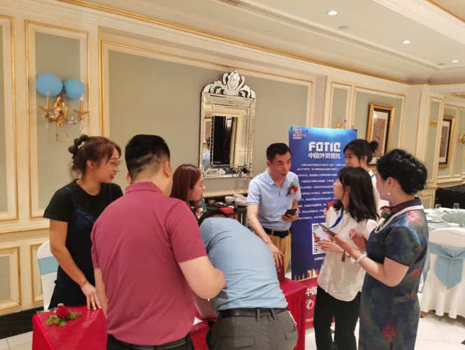 向企業(yè)家協(xié)會(huì)的成員具體分析了關(guān)于家族財(cái)富傳承的重要性,介紹了公司